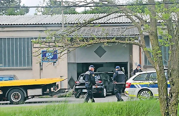 Maja  lani  je 26-letnik   vozil  z  mercedesom,  na    katerem  sta  bili 
ukradeni  tablici.  Pri Divači  so  ga  ustavljali  s sireno   in modrimi 
lučmi,  a  se  zanje ni zmenil, ustavil  je  šele    v  Lokvi.