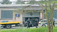 Maja  lani  je 26-letnik   vozil  z  mercedesom,  na    katerem  sta  bili 
ukradeni  tablici.  Pri Divači  so  ga  ustavljali  s sireno   in modrimi 
lučmi,  a  se  zanje ni zmenil, ustavil  je  šele    v  Lokvi.