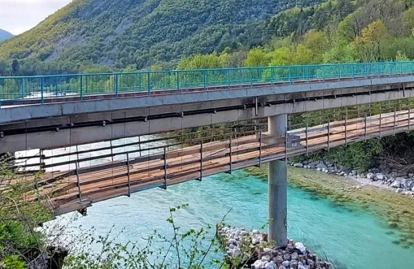 Med samo sanacijo mostu bo ta nekaj časa tudi popolnoma zaprt, 
obvoz bo urejen po cesti Bovec-Čezsoča-Boka.