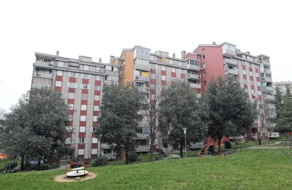 Eni od blokov ob Krožni cesti na Markovcu