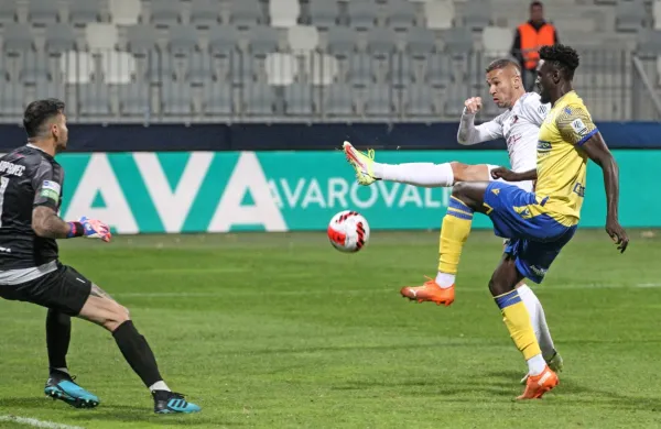  Na Bonifiki bo zvečer zadnji primorski derbi sezone med Koprom 
(v rumeno-modri opravi) in sežanskim Taborom.