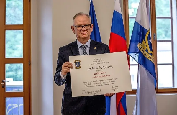 Univerza v Novi Gorici je včeraj prvemu rektorju Univerze v Novi 
Gorici prof. dr. Danilu Zavrtaniku podelila naziv častni rektor.