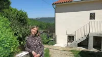 Teja Močnik pred hišo Alojza Kocjančiča, kjer je pisala ves april. 