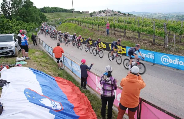 Karavana Gira bo po lanskem gostovanju v Brdih na slovenske 
ceste letos  zapeljala 27. maja, ko kolesarje čaka tudi vzpon na 
Kolovrat.  