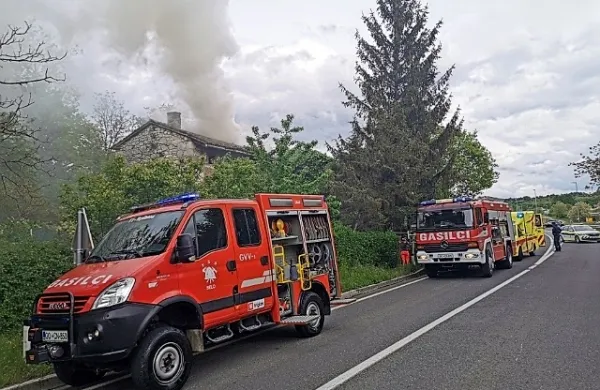  Požar, ki je v celoti uničil hišo, so  pogasili gasilci GRC Ajdovščina in 
PGD Selo.