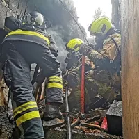  Požar, ki je v celoti uničil hišo, so  pogasili gasilci GRC Ajdovščina in 
PGD Selo.