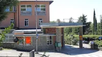 Ankaranska enota zdravstvenega doma ostaja na isti lokaciji v 
prostorih ortopedske bolnišnice in še naprej deluje po ustaljenem 
urniku.