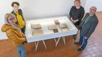Priložnostna razstava je plod sodelovanja Lavričeve knjižnice in 
Pilonove galerije.