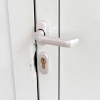 Vlomili    se prej odločijo za  vlom  v stavbo,  kjer    je manj tveganja,  da 
bi jih  odkrili. 
