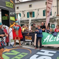 Zmagovalec kraljevskih 100 milj ali 170 kilometrov, Anže Sobočan, 
je v cilj v Vipavi pritekel po dobrih 22 urah. 