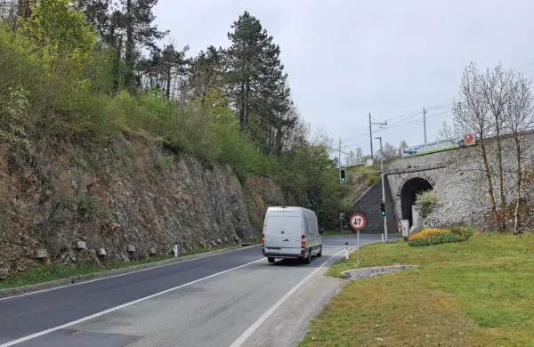 Skozi brežino levo od zdajšnjega podvoza pod železniško progo v 
Hrastju bodo zgradili nov podvoz  v obliki manjšega tunela.