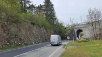 Skozi brežino levo od zdajšnjega podvoza pod železniško progo v 
Hrastju bodo zgradili nov podvoz  v obliki manjšega tunela.