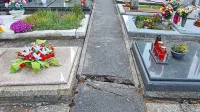 Na potkah med grobnimi mesti zevajo za obiskovalce pokopališča 
nevarne razpoke.