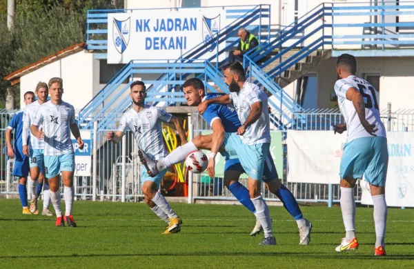 Novogoričani (v svetlejših dresih) so se v soboto razveselili napredovanja, Dekančani pa prve spomladanske 
zmage. 