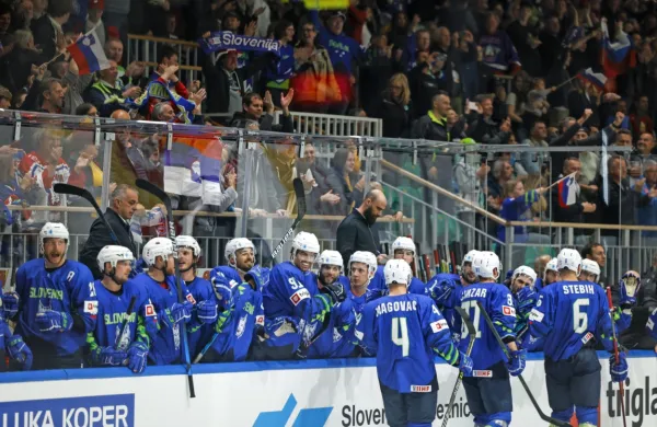 Slovenski hokejisti so se pred svojimi privrženci razveselili vrnitve 
med elito. 