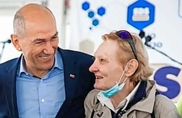 “Žensko z zastavo”, ki so jo kazensko preganjali zaradi nedostojnega vedenja na javnem kraju, je  premier 9. oktobra lani 
gostil na regijskem srečanju stranke SDS v Marezigah. In fotografijo z njo objavil na svojem facebook profilu.