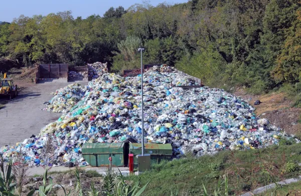 Sežigalnice bi sprejemale odpadke iz centrov za ravnanje s 
komunalnimi odpadki, ki jih določi vlada.