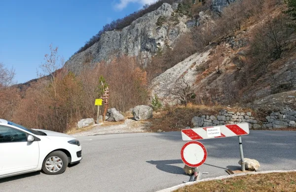 Občina je cesto na Nanos zaprla s prometnim znakom in z odločbo, 
a to voznikov ne ustavi.