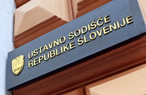 Na ustavnem sodišču rešitev vidijo v kadrovski okrepitvi v 
svetovalski službi, za kar pa bi potrebovali dodatne prostore.