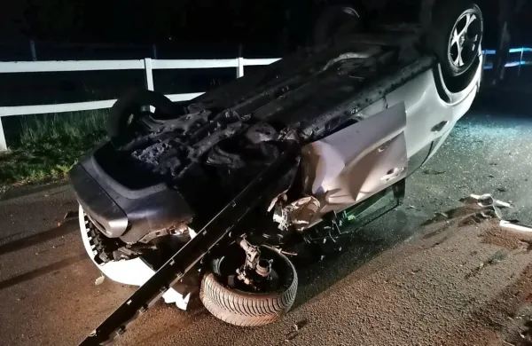 Voznica se je iz uničenega avta skobacala brez poškodb.