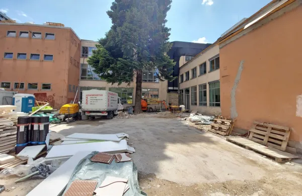 Ne le naraščajoči stroški, v OŠ Milojke Štrukelj sta dodatno 
finančno luknjo navrtala zaprta kuhinja in sanacija. 