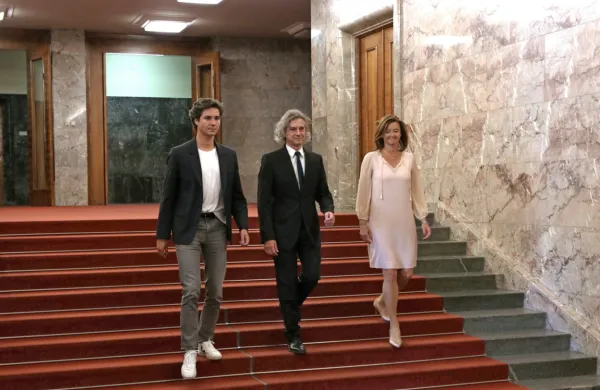 Predsednik Gibanja Svoboda Robert Golob (v sredini), predsednica SD Tanja Fajon in koordinator Levice Luka Mesec

