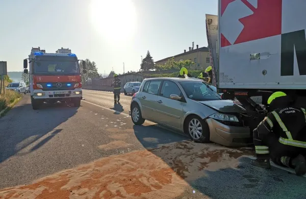 Jutranji nalet je včeraj povzročil precejšnjo gnečo na štiripasovnici 
proti Kopru. 