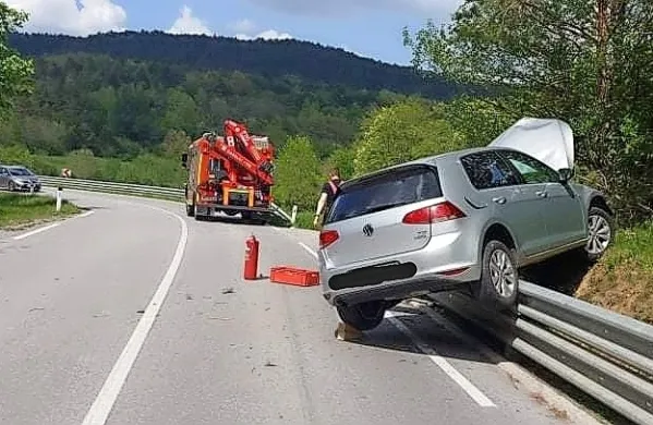 S ceste na ograjo
