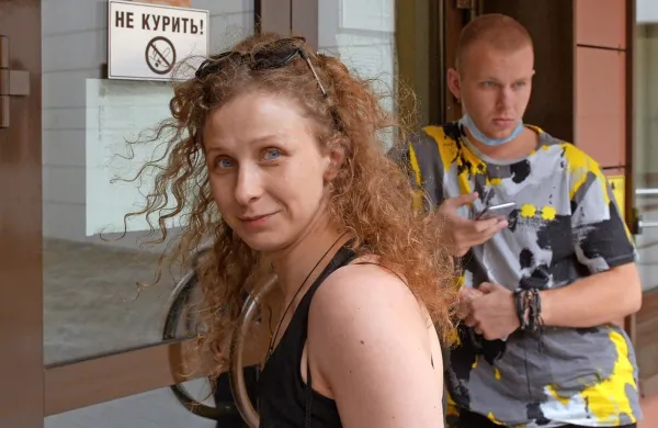 

Aljohina je že dve leti preživela v zaporu, ker je leta 2012 
sodelovala pri protestnem nastopu skupine v moskovski katedrali 
Kristusa Odrešenika.