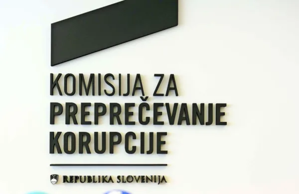 

Zaradi slabih izkušenj v preteklosti na KPK poudarjajo, da je 
njegov namen predvsem neodvisno izpolnjevanje ustavno in 
zakonsko določenih funkcij, preprečevanje koncentracije različnih 
funkcij v eni in isti osebi ter preprečevanje nastanka okoliščin 
nasprotja interesov.