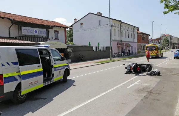 Na Erjavčevi trčila motorist in kolesar