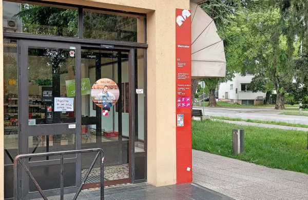 V ponedeljek okoli 14.30 je neznani moški na blagajni trgovine na 
Erjavčevi ulici odrinil trgovko in iz blagajne vzel gotovino. 