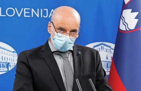 Vlada z nedeljo razre&scaron;ila državnega sekretarja Vindi&scaron;arja
