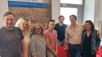 Novinarje so po Ptičji farmi včeraj popeljali (z leve) igralec Luka Cimprič, direktorica koprskega gledališča Katja Pegan, avtorica besedila 
Jera Ivanc, režiser Jaka Ivanc, direktor tržaškega teatra Danijel Malalan ter igralca Igor Štamulak in Mojca Partljič.  
