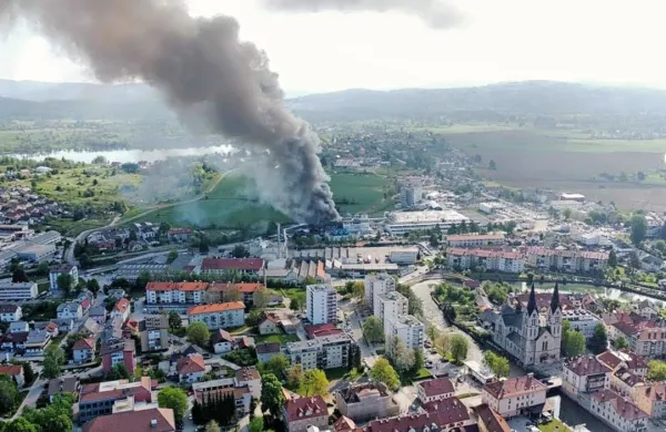 Eksplozija v tovarni Melamin, ki je po dosedanjih podatkih terjala 
pet življenj, poškodovanih pa je več ljudi, je po številu žrtev doslej 
najbolj tragična industrijska nesreča v Sloveniji. 