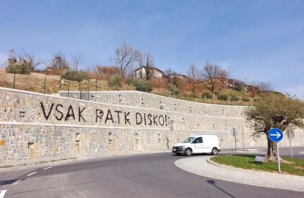 Minuli torek ni bil petek, je pa voznik v tem krožišču v Gonjačah 
vozil, kot bi se vrtel v disku. 