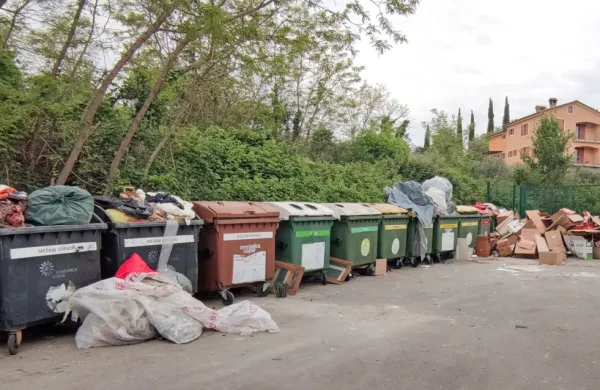 Vaški ekološki otok na Gažonu je že dalj časa tarča ekološko 
neosveščenih gradbenikov, ki tja vozijo vsakovrstne gradbene 
odpadke. 