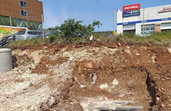 Nekaj metrov pod zemljo je delavec naletel na cev plinske 
napeljave