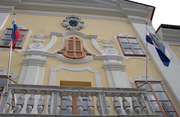 Občina in Univerza v Novi Gorici sta vendarle blizu sporazumne 
rešitve spora o zakupni pogodbi in uporabi prostorov v dvorcu 
Lanthieri.