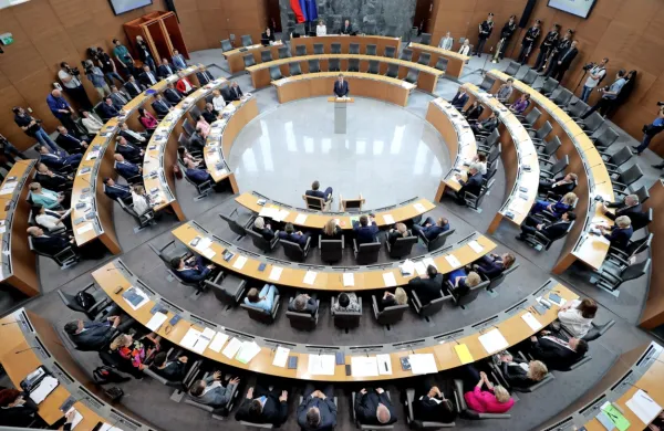 Glede ministrskih kandidatov pa v SDS menijo, da pri njihovi izbiri 
strokovnost ni bila na prvem mestu, v NSi pa so presenečeni nad 
izbiro Šarca in Bratuškove.