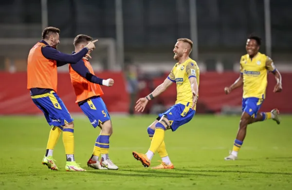 Andrej Kotnik (v sredini) se veseli  pomembnega zadetka
