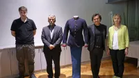 Uniformo, ki bo na ogled na jesenski razstavi o znamenitih 
Slovencih in njihovih odlikovanjih, so predstavili (z leve) Marko 
Ličina, dr. Pavel Car, mag. Darko Knez in dr. Eva Ilec.