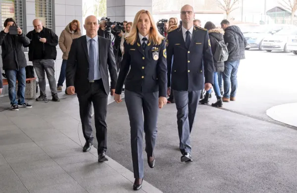 Po dveletnem burnem dogajanju v policiji bo novo ministrico 
čakalo trdo delo