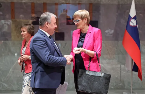 Danijel Krivec in Mirjam Bon Klanjšček v klepetu pred začetkom 
ustanovne seje DZ. 