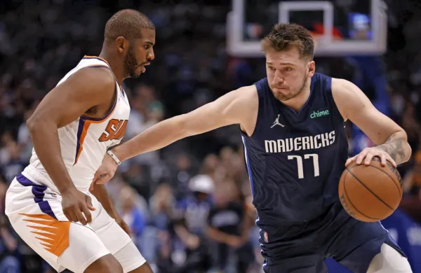 Luka Dončić (z žogo) je včeraj zasenčil Chrisa Paula. 