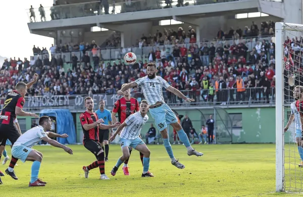 Koliko gledalcev se bo jutri zbralo v športnem parku? V Ajdovščini 
jih je bilo na prvem medsebojnem dvoboju po uradni statistiki 
1100.