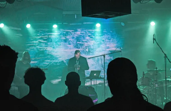 Shadow Universe sta se na odru pridružila tudi violinistka zasedbe 
Noreia, Ana Novak in človek za projektom X.U.L., Gašper Selko.