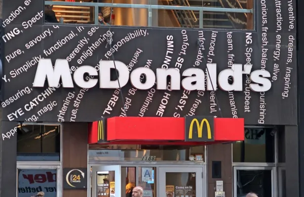 McDonald's  bo po več kot 30 letih zapustil Rusijo in prodal svoje 
tamkajšnje restavracije lokalnemu kupcu. 