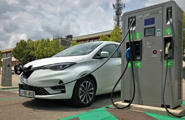 Javnih polnilnic za električne avtomobile je v Sloveniji dovolj, 
težave pa so dobavo električnih avtomobilov, ki bi jih na njih 
polnili. 