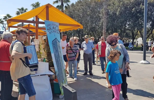 Koper so napolnile stojnice krajevnih skupnosti in društev. 